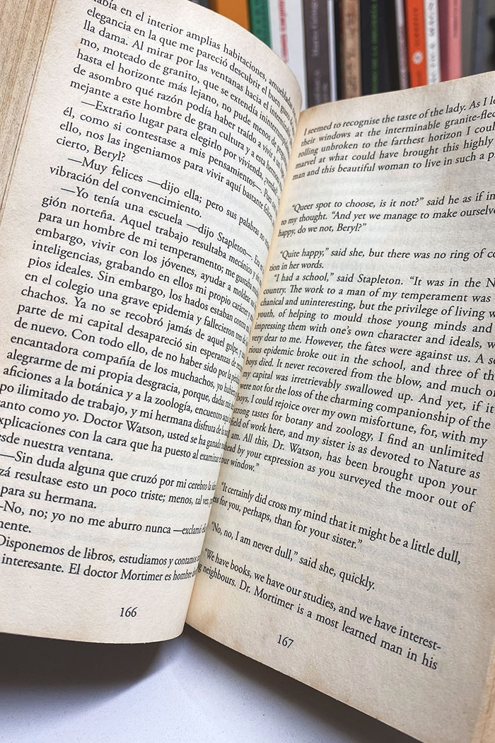 El sabueso de los Baskerville edición bilingüe Novela de Arthur Conan Doyle